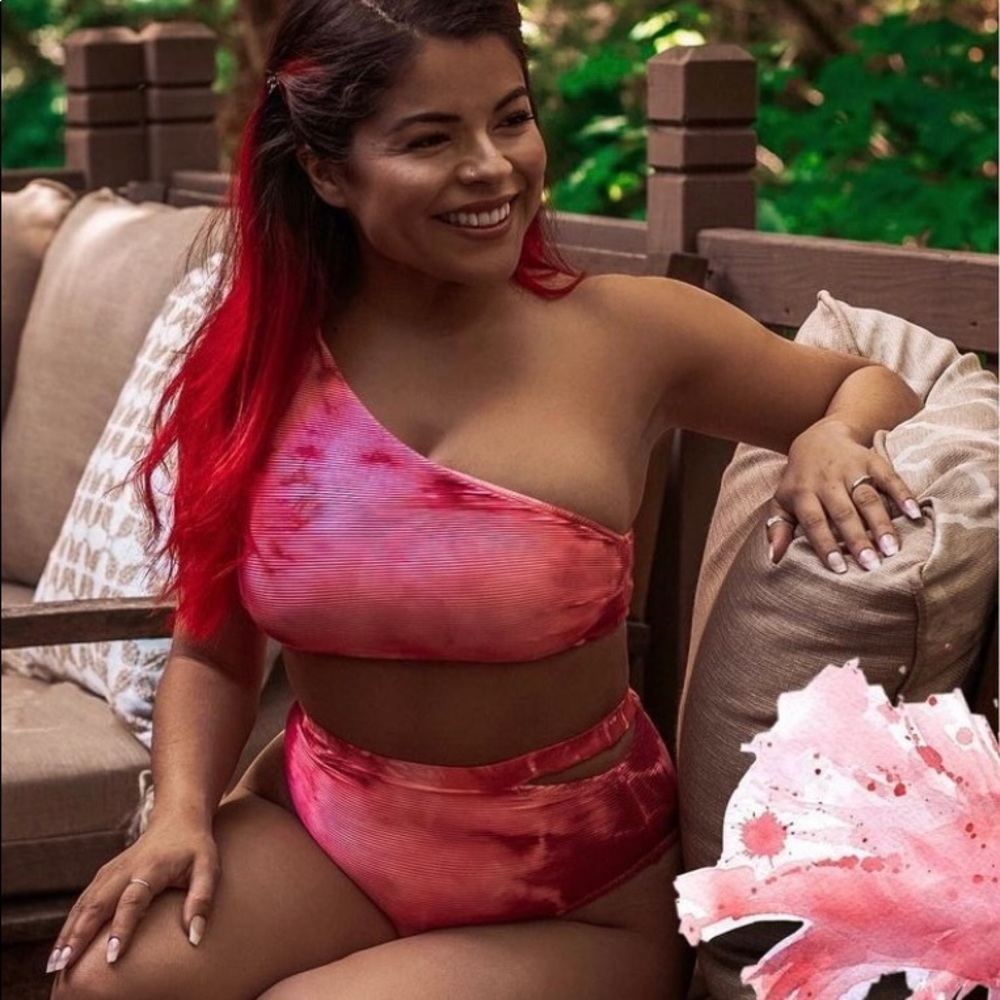 High waist bottoms with cute cut out